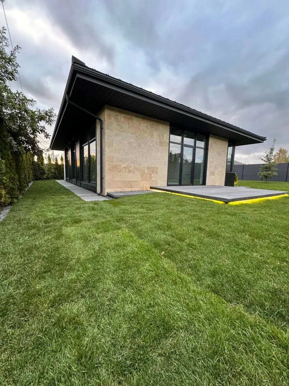 Бетонне подвір'я сучасного будинку — монолітний бетон замість ФЕМ