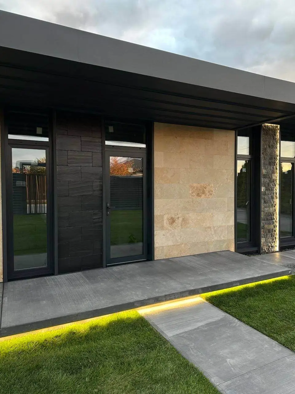 Бетонна тераса з LED підсвіткою — вхідна зона приватного будинку