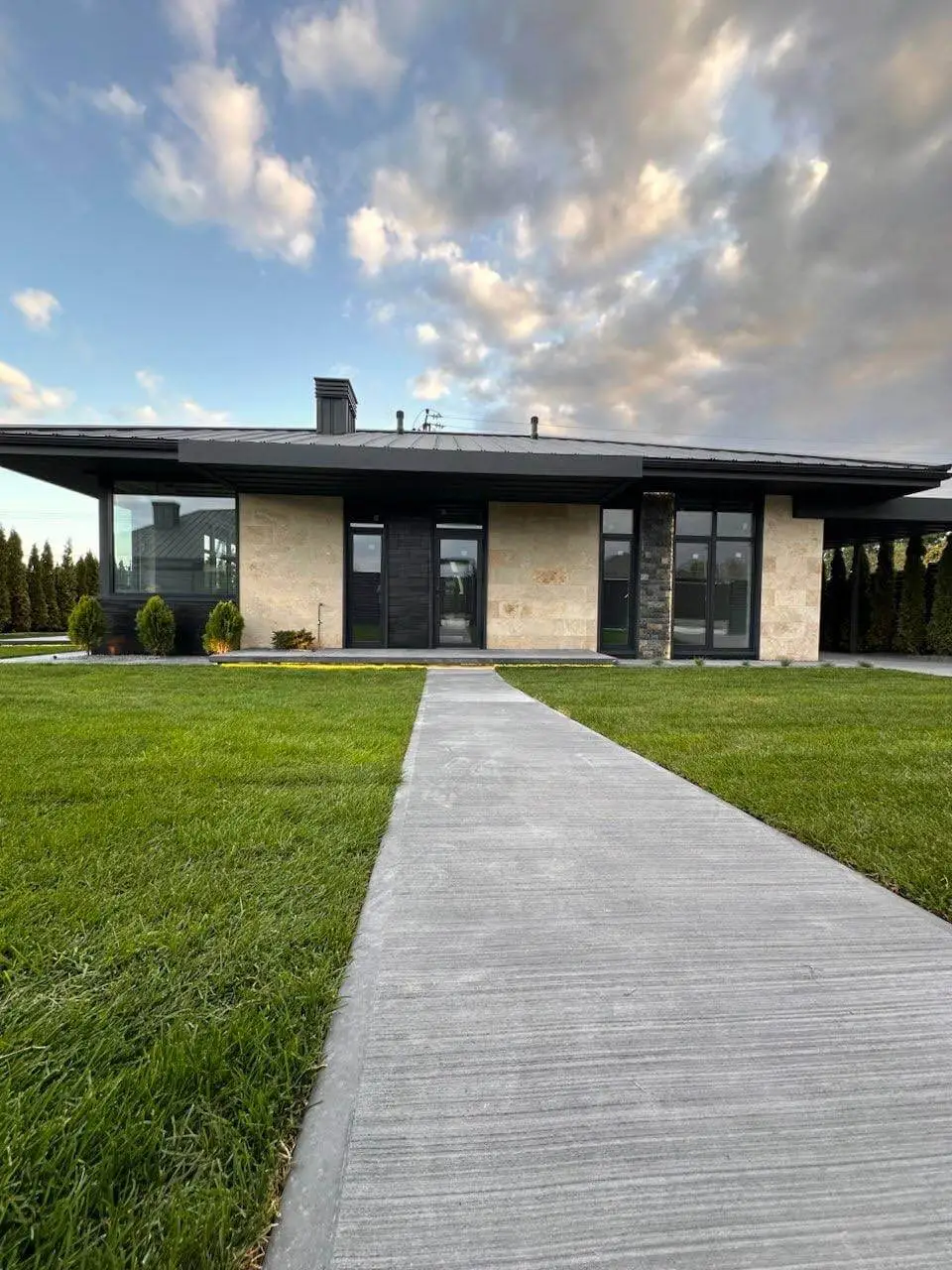 Бетонна садова доріжка — довговічна заміна бруківки для приватного будинку