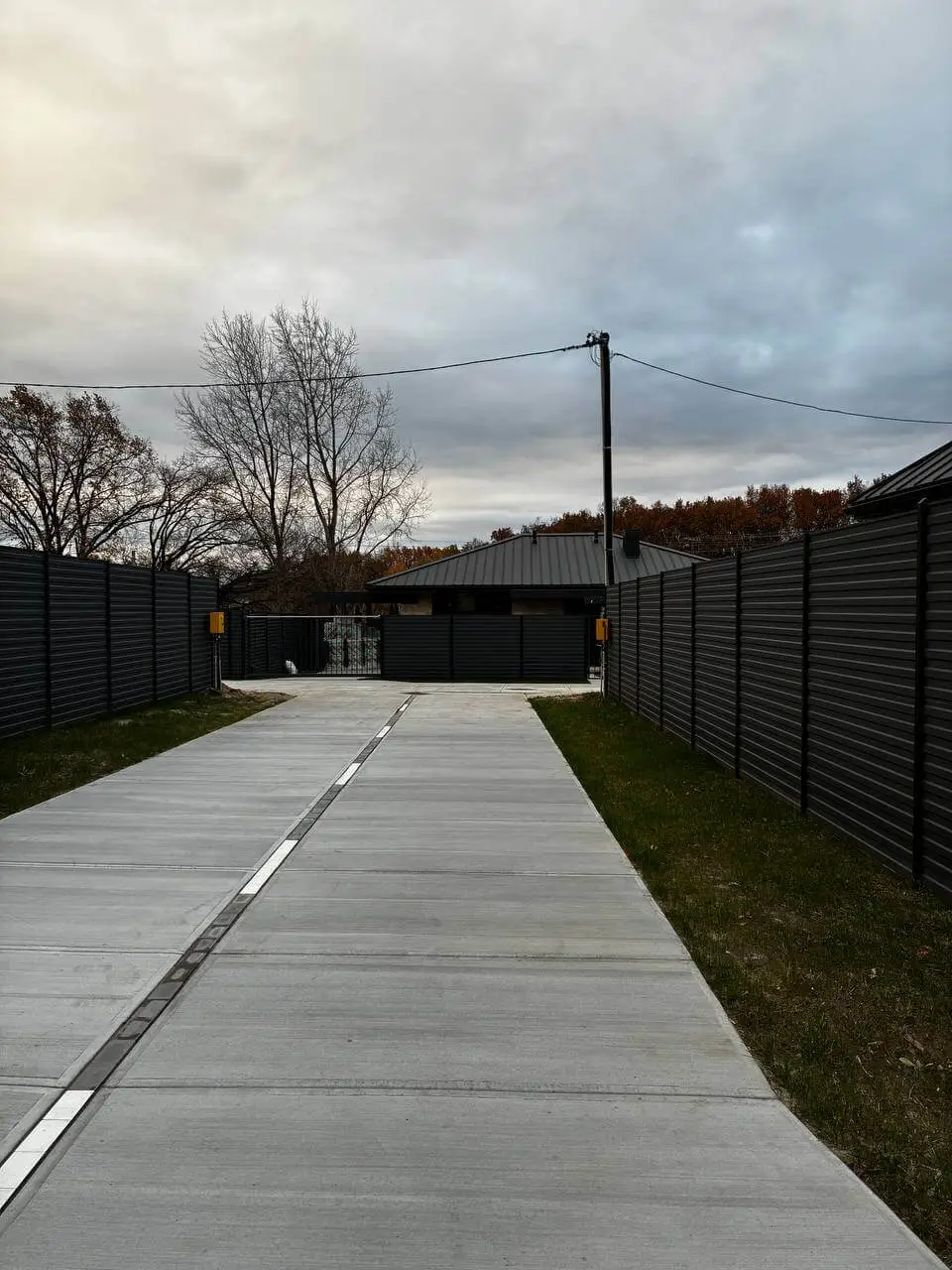 Монолітна бетонна дорога до будинку — рівна поверхня з контрольними швами