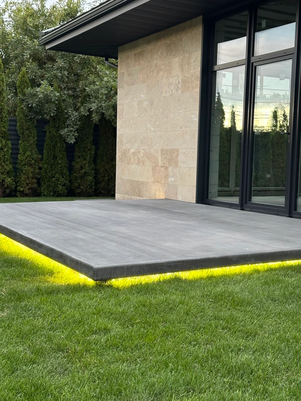 Бетонна тераса з LED підсвіткою біля сучасного будинку — монолітний бетон